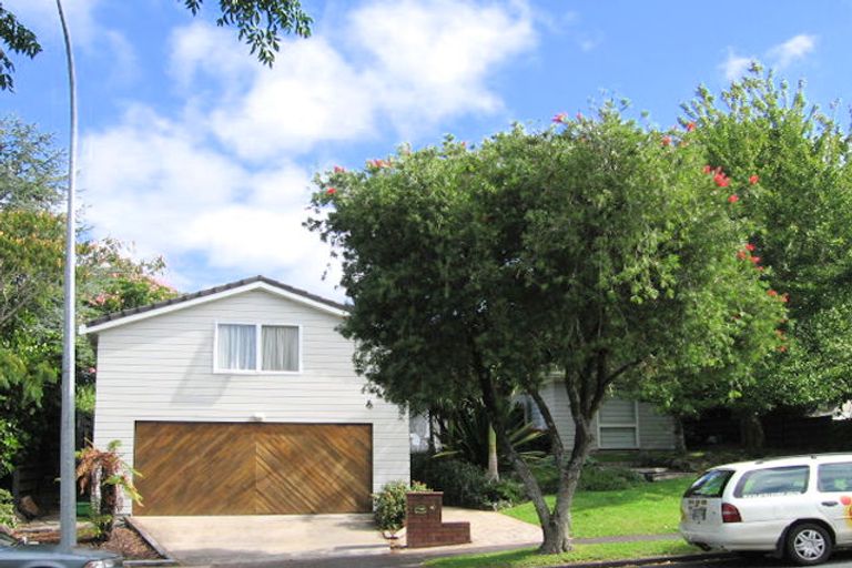 Photo of property in 28 Himalaya Drive, Half Moon Bay, Auckland, 2012