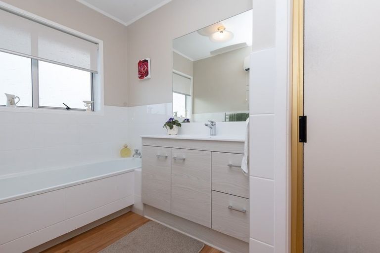 Photo of property in 10 Nimrod Place, Half Moon Bay, Auckland, 2012