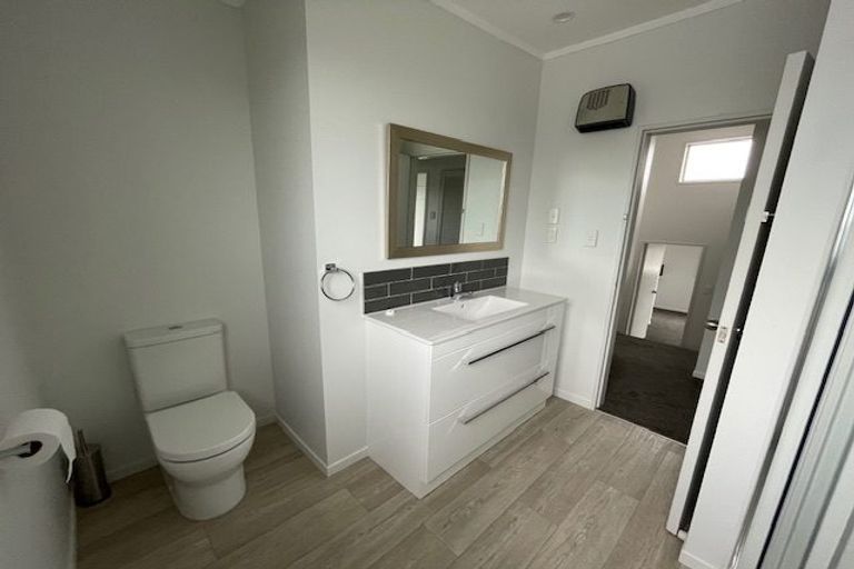 Photo of property in 4 Waiwera Crescent, Maupuia, Wellington, 6022