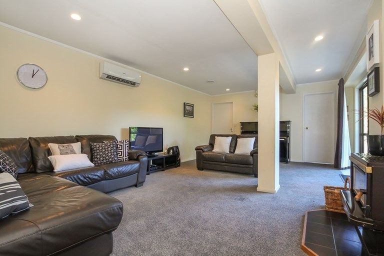 Photo of property in 2/95 Oaktree Avenue, Browns Bay, Auckland, 0630