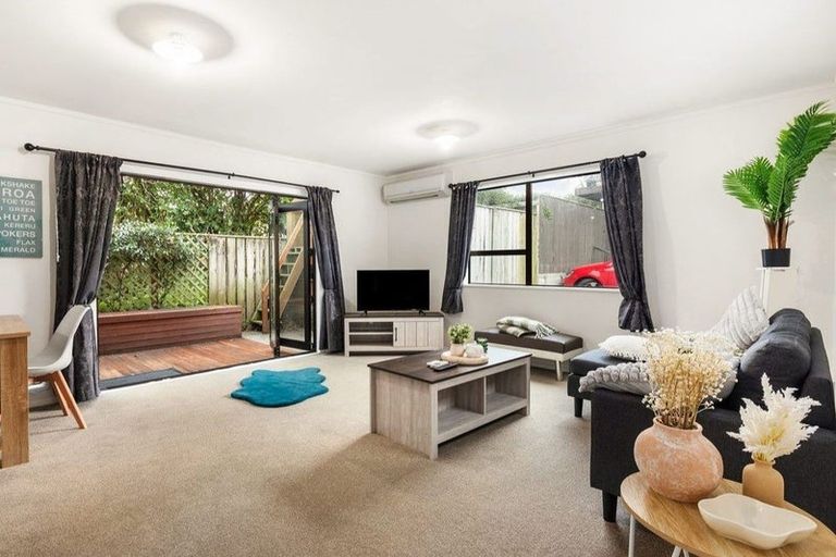 Photo of property in 4/163 Queens Drive, Lyall Bay, Wellington, 6022