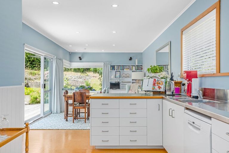 Photo of property in 4 Ranui Terrace, Tawa, Wellington, 5028