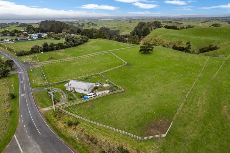 Photo of property in 2590 Awhitu Road, Awhitu, 2684