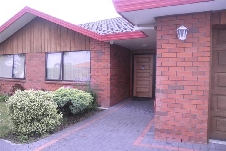 Photo of property in 84 Lakeside Drive, Orewa, 0931