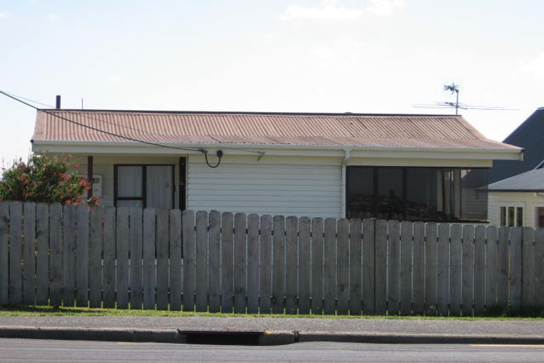 Photo of property in 2/139 Carlisle Road, Northcross, Auckland, 0632