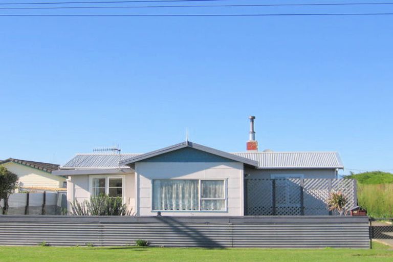 Photo of property in 24 Linklater Avenue, Foxton Beach, Foxton, 4815