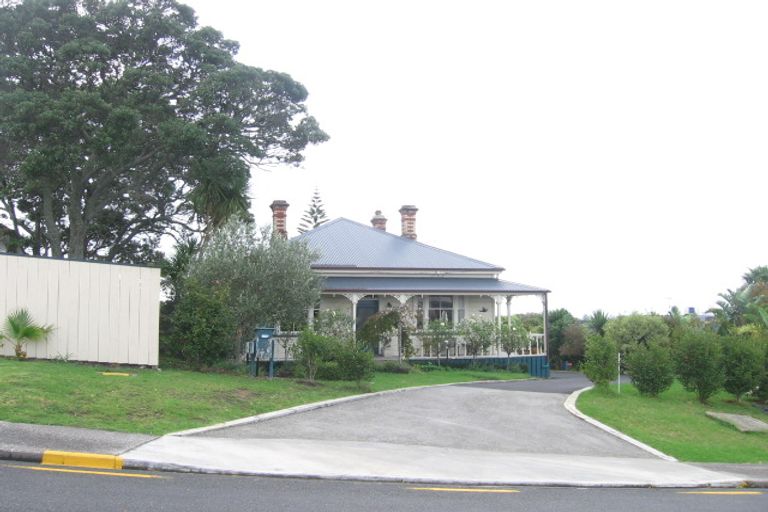 Photo of property in 12 Colonial Road, Birkenhead, Auckland, 0626
