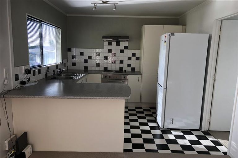 Photo of property in 2/61 Weldene Avenue, Glenfield, Auckland, 0629