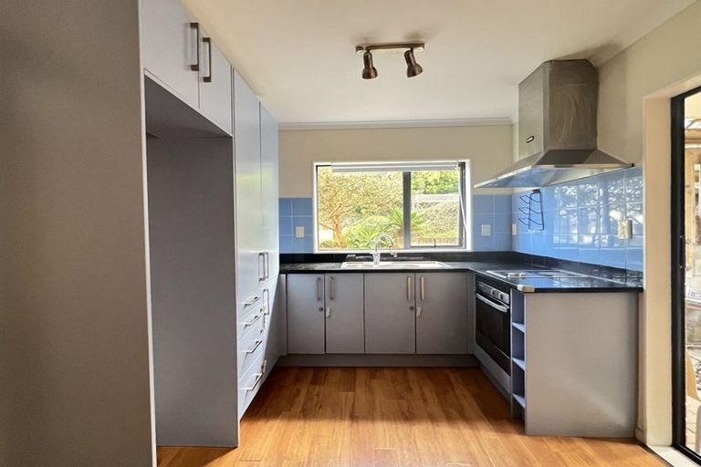 Photo of property in 16 City View Terrace, Birkenhead, Auckland, 0626