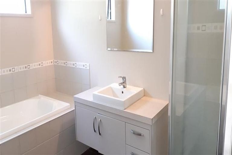 Photo of property in 5 Monet Grove, West Harbour, Auckland, 0618