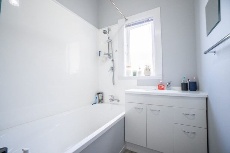 Photo of property in 40 Kingswood Street, Takaro, Palmerston North, 4412