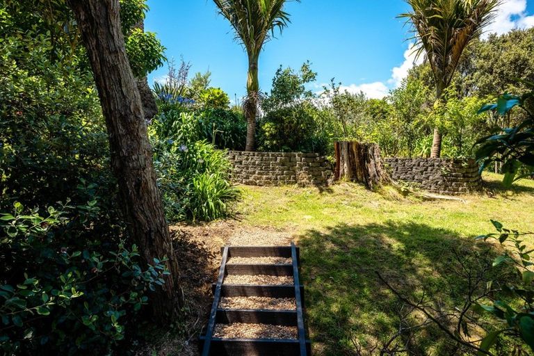 Photo of property in 11 Lannan Road, Surfdale, Waiheke Island, 1081