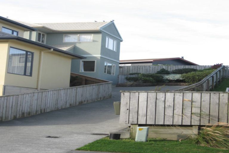 Photo of property in 74 Dress Circle, Newlands, Wellington, 6037