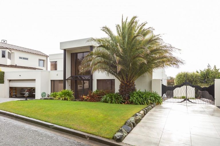 Photo of property in 30 Drayton Drive, Mount Pleasant, Christchurch, 8081