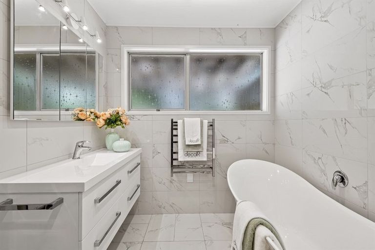 Photo of property in 76 Ayton Drive, Totara Vale, Auckland, 0629