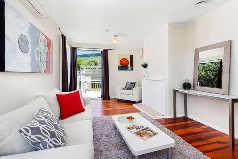 Photo of property in 32 Davidson Crescent, Tawa, Wellington, 5028