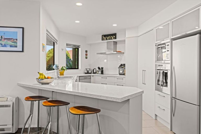 Photo of property in 28 Huntingdon Place, Avonhead, Christchurch, 8042