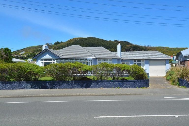 Photo of property in 258 Marine Parade, Bluff, 9814
