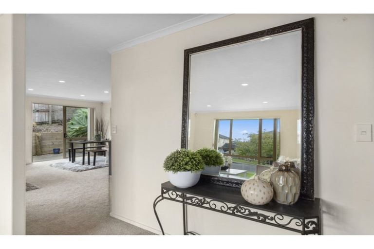 Photo of property in 37 Nimstedt Avenue, Oteha, Auckland, 0632