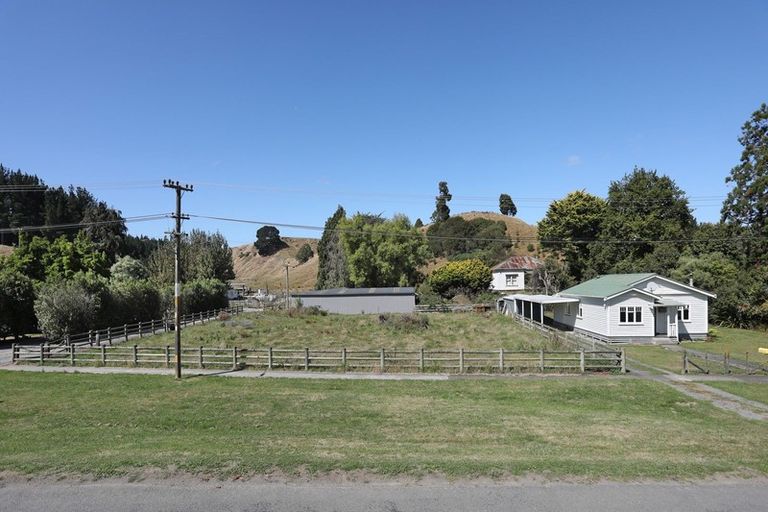 Photo of property in 40 Ongo Road, Hunterville, 4730