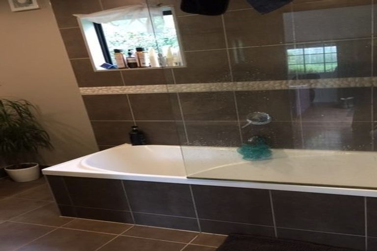 Photo of property in 87 Tawa Road, Kumeu, 0891