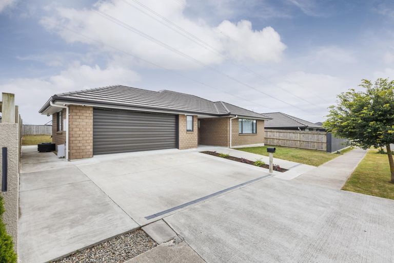 Photo of property in 4 Cyprus Place, Fitzherbert, Palmerston North, 4410