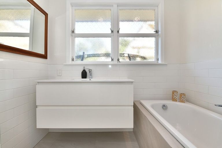 Photo of property in 22 Downer Street, Helensville, 0800