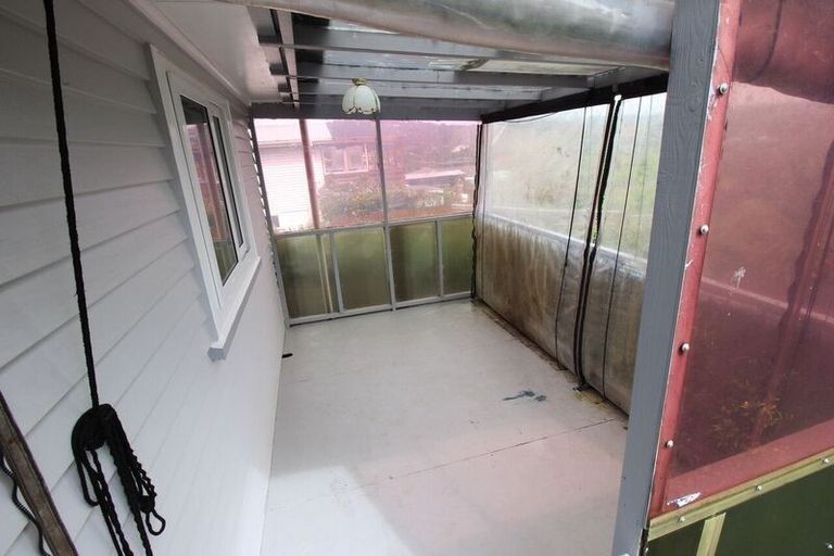 Photo of property in 17 Barron Drive, Green Bay, Auckland, 0604