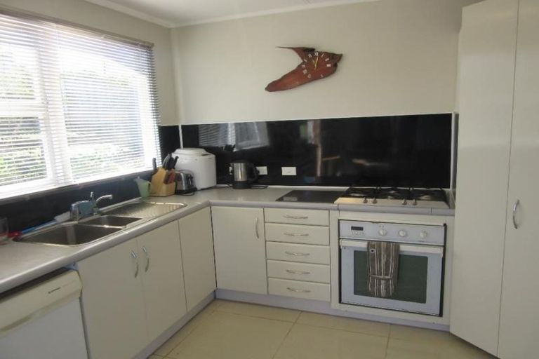 Photo of property in 1/28 Merton Avenue, Glenfield, Auckland, 0627