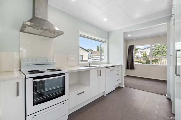 Photo of property in 35 Barbados Drive, Unsworth Heights, Auckland, 0632