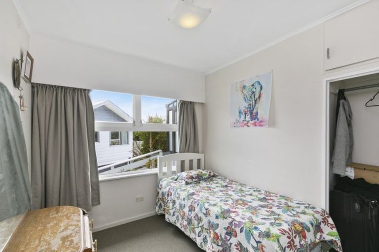 Photo of property in 9 Blandford Way, Newlands, Wellington, 6037