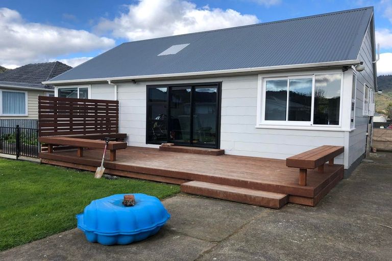 Photo of property in 11 Barton Grove, Naenae, Lower Hutt, 5011