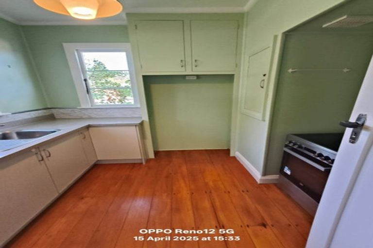 Photo of property in 32 Victoria Road, New Plymouth, 4310