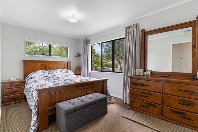 Photo of property in 1/70 Totaravale Drive, Totara Vale, Auckland, 0629