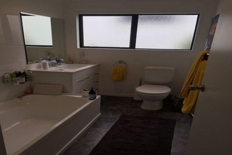 Photo of property in 2 Meadowcroft Grove, Johnsonville, Wellington, 6037