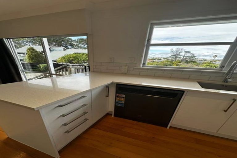 Photo of property in 120 Ennis Avenue, Pakuranga Heights, Auckland, 2010