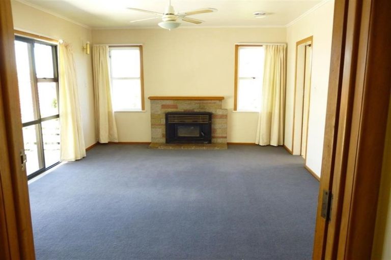 Photo of property in 4 Castaing Crescent, Te Atatu South, Auckland, 0610