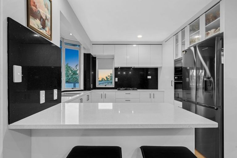 Photo of property in 10 San Fernando Way, Henderson, Auckland, 0612
