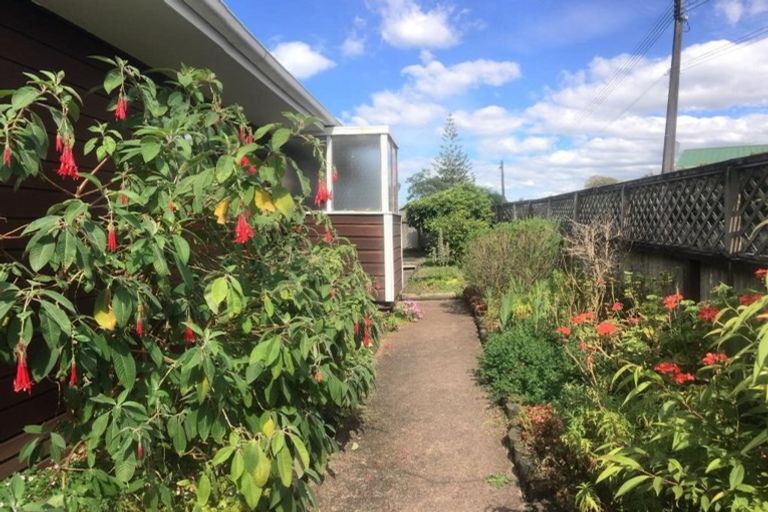 Photo of property in 3/165a Colwill Road, Massey, Auckland, 0614