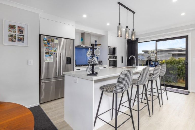 Photo of property in 39 Karearea Avenue, Kenepuru, Porirua, 5022