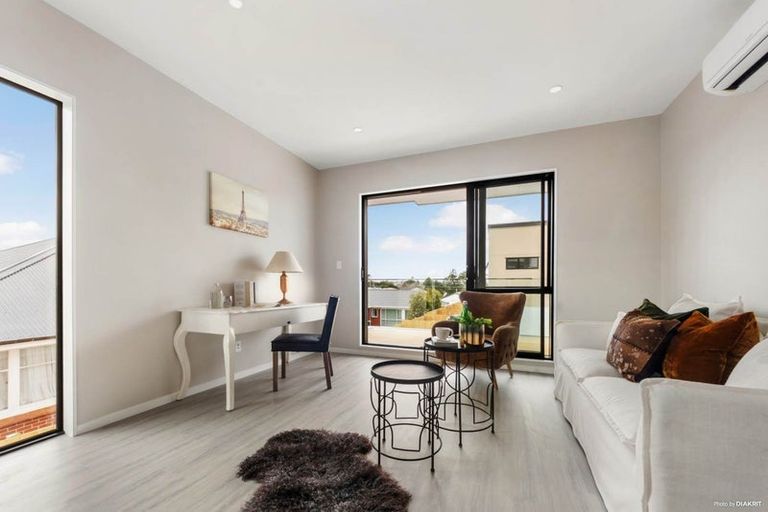 Photo of property in 2/53 Archibald Road, Kelston, Auckland, 0602