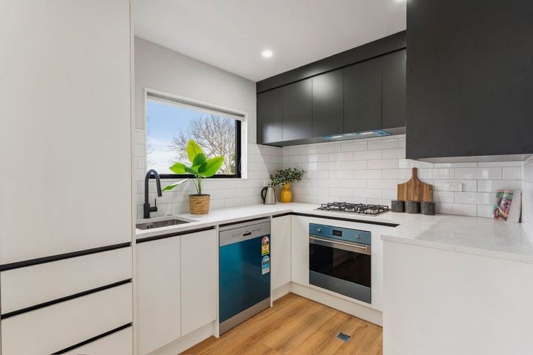 Photo of property in 43d Mirrabooka Avenue, Botany Downs, Auckland, 2010