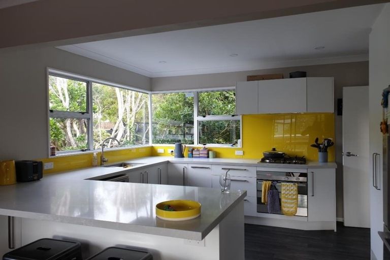 Photo of property in 2 Naver Place, Papakowhai, Porirua, 5024