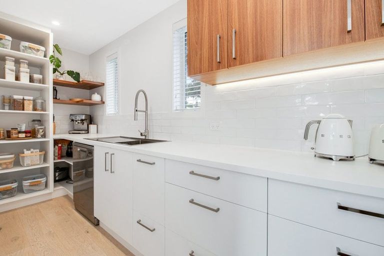 Photo of property in 10 Pohutukawa Avenue, Red Beach, 0932