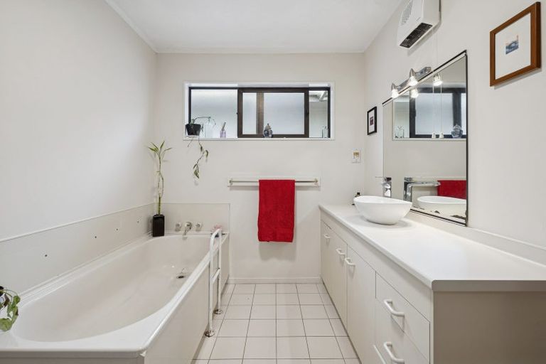 Photo of property in 8a Gemini Place, Kawaha Point, Rotorua, 3010