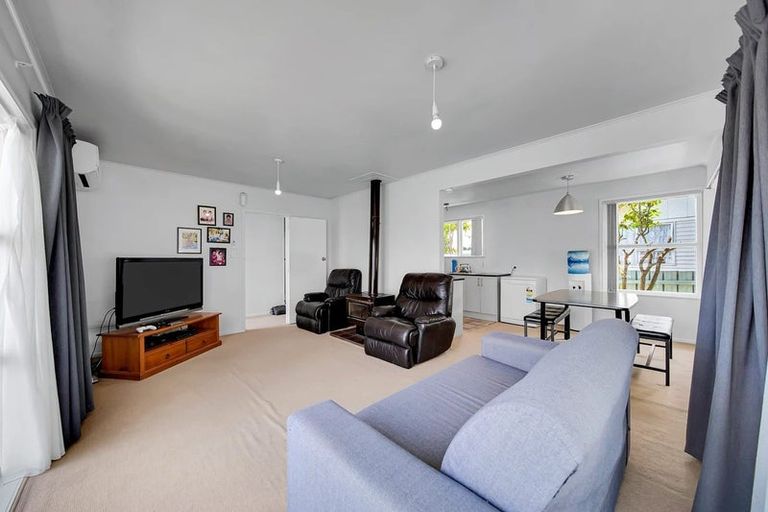 Photo of property in 23 Kemble Close, Mangere, Auckland, 2022