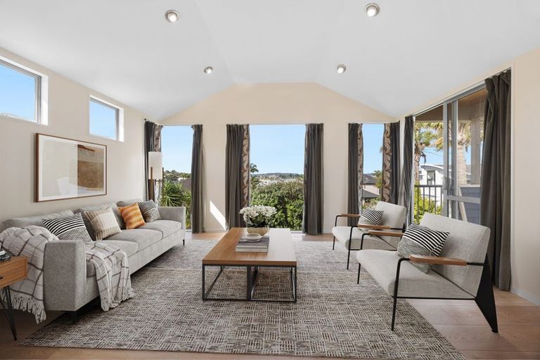 Photo of property in 10 Lupetti Rise, West Harbour, Auckland, 0618