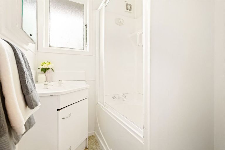 Photo of property in 18 Karamu Street, Te Atatu Peninsula, Auckland, 0610