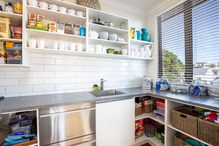 Photo of property in 12 Autere Street, Strandon, New Plymouth, 4312