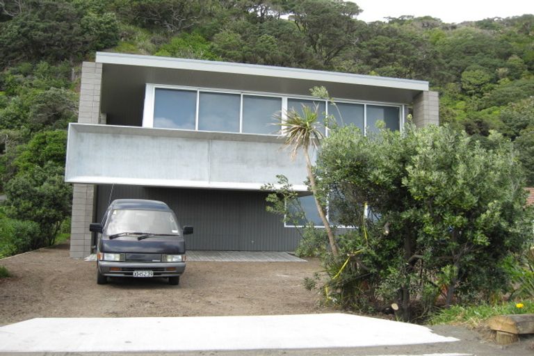 Photo of property in 11 Marine Parade South, Piha, 0772